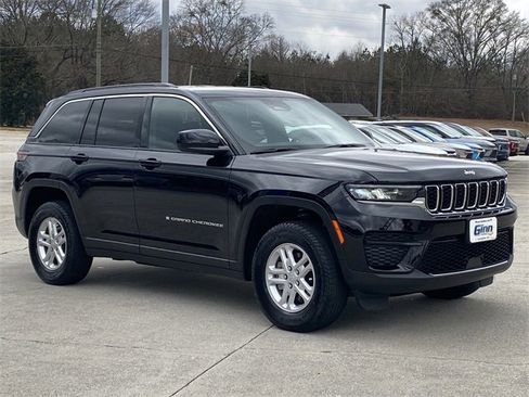 Used 2024 Jeep Grand Cherokee Laredo image 9