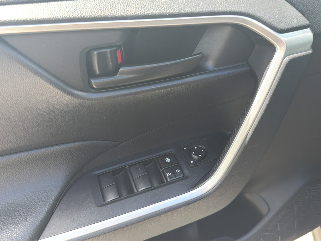 Used 2021 Toyota RAV4 LE AWD/4WD image 28