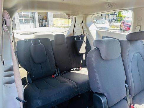 Used 2017 Chrysler Pacifica Touring Plus w/ Security Group FWD image 18
