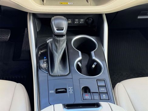 Used 2023 Toyota Highlander XLE image 6