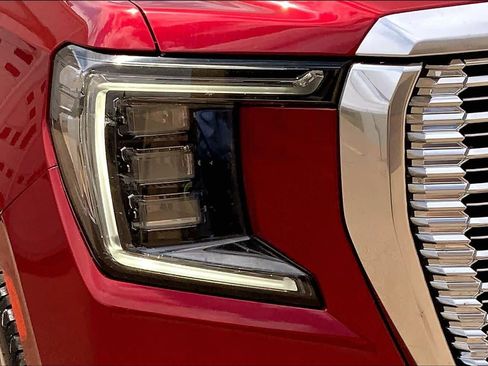 Used 2021 GMC Yukon Denali w/ Denali Premium Package AWD/4WD image 28