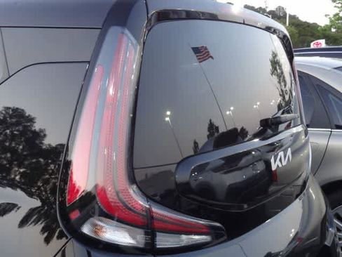 Used 2025 Kia Soul LX w/ LX Technology Package FWD image 19