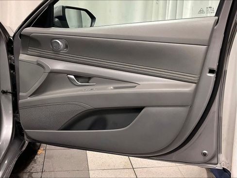 Used 2023 Hyundai Elantra SEL w/ Convenience Package image 12