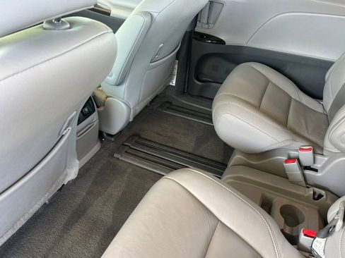 Certified 2018 Toyota Sienna XLE w/ XLE Navigation Package FWD image 15