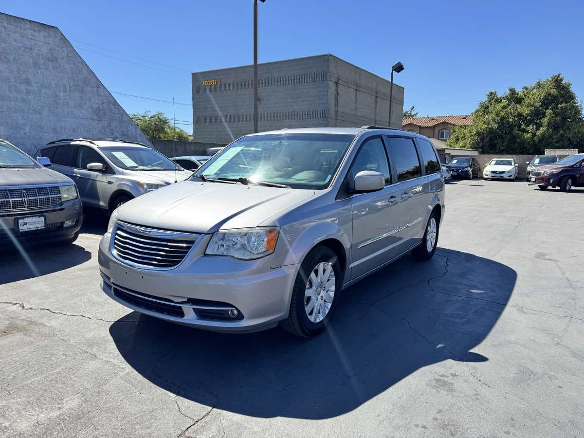 Used 2016 Chrysler Town & Country Touring FWD image 13