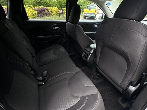 Used 2016 Jeep Cherokee Latitude FWD image 12