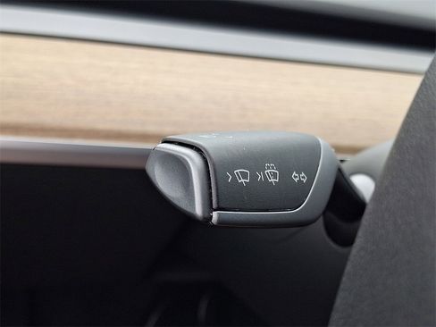 Used 2022 Tesla Model Y Long Range image 24