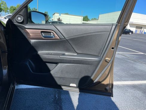 Used 2017 Honda Accord Touring image 30