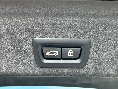 Used 2022 BMW X6 xDrive40i w/ M Sport Package image 30