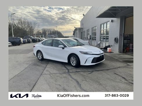 Used 2025 Toyota Camry LE image 1