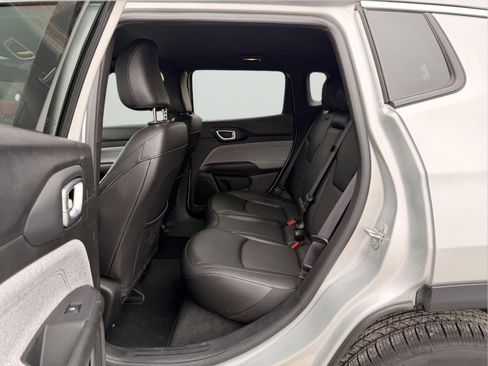 Used 2025 Jeep Compass Latitude image 33