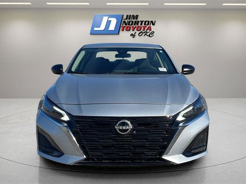 Used 2025 Nissan Altima 2.5 SV image 2