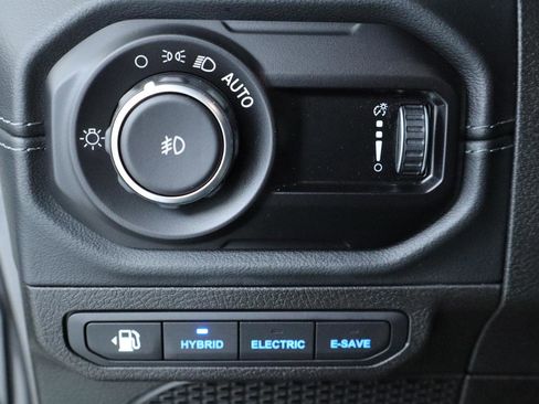 Used 2024 Jeep Wrangler Unlimited Sahara w/ Technology Group AWD/4WD image 24