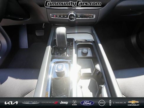 Used 2025 Volvo XC60 B5 Plus image 19
