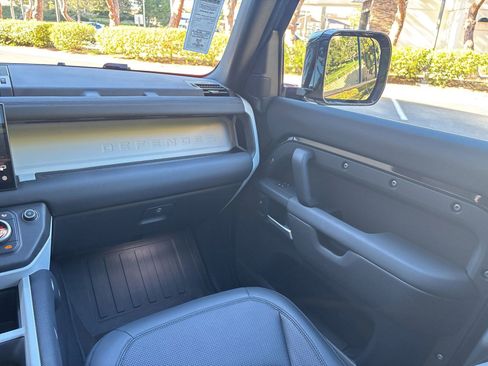 Used 2025 Land Rover Defender 110 S image 29