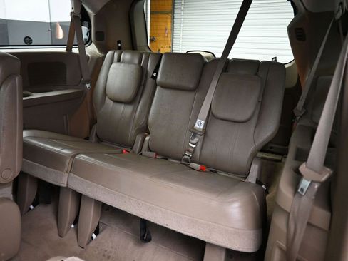 Used 2014 Chrysler Town & Country Touring image 32