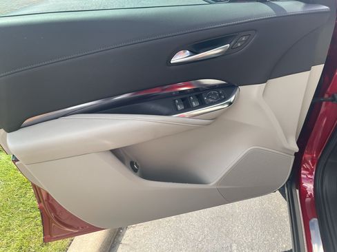 Used 2023 Cadillac XT4 Luxury w/ Cold Weather Package FWD image 16