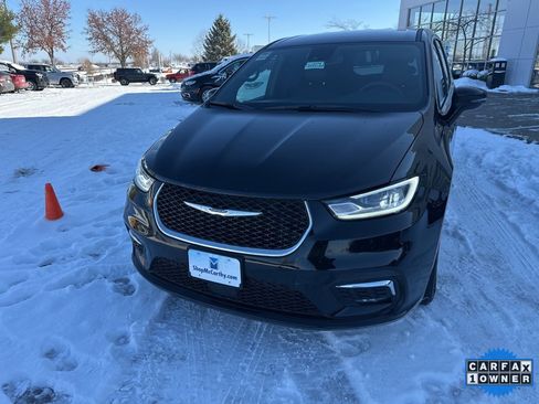 Used 2025 Chrysler Pacifica Select image 11