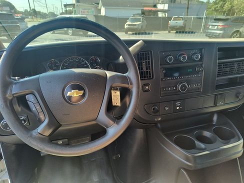 Used 2015 Chevrolet Express 2500 RWD image 15