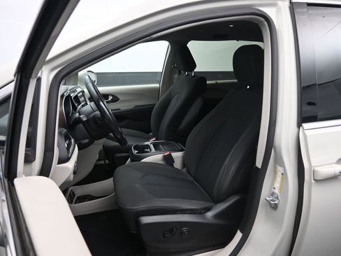 Used 2019 Chrysler Pacifica Touring Plus w/ Cold Weather Group image 23