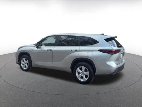 Used 2025 Toyota Highlander LE FWD image 6