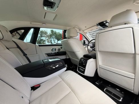 Used 2022 Rolls-Royce Phantom Sedan RWD image 43