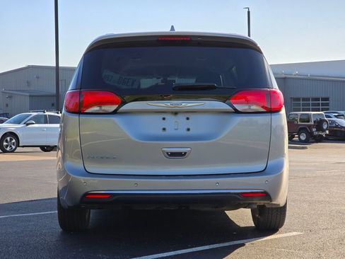 Used 2019 Chrysler Pacifica Touring-L Plus w/ Advanced Safetytec Group FWD image 26