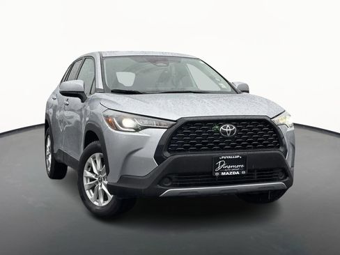Used 2023 Toyota Corolla Cross LE image 3