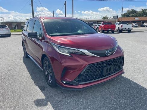 Certified 2023 Toyota Sienna XSE image 1