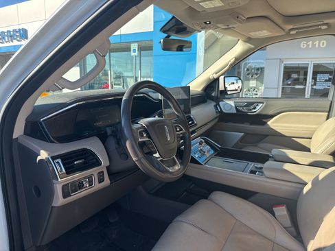 Used 2022 Lincoln Navigator Reserve image 13