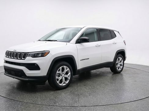 Used 2025 Jeep Compass Latitude image 3