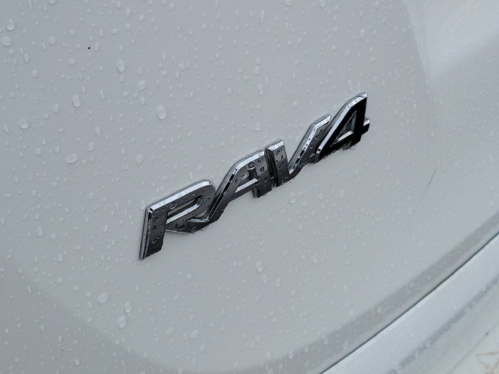 Used 2018 Toyota RAV4 LE FWD image 5