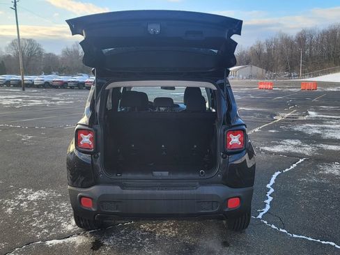 Used 2018 Jeep Renegade Altitude w/ UConnect 8.4 Nav Group AWD/4WD image 11