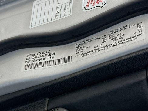 Used 2024 Jeep Grand Cherokee L Laredo image 12