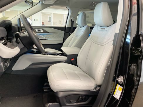 New 2026 Ford Explorer Platinum w/ LUX Leather Package AWD/4WD image 16