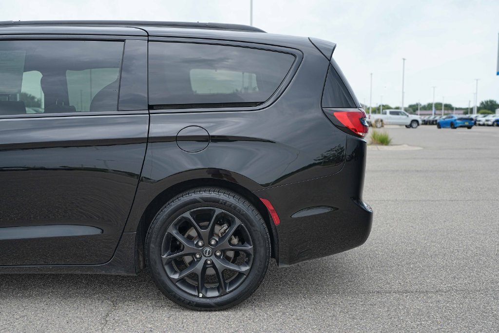 Used 2025 Chrysler Pacifica Limited FWD image 13