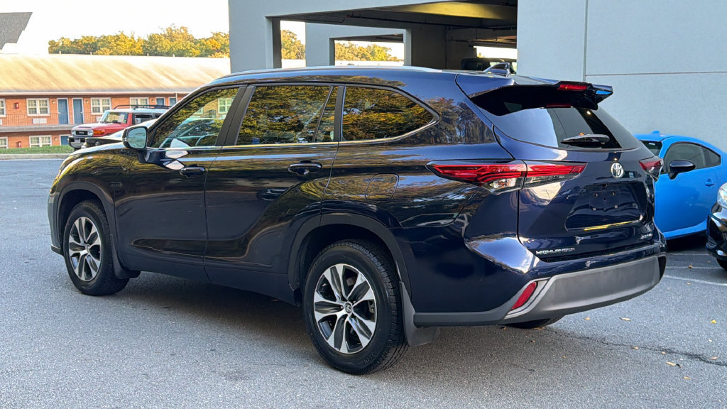 Used 2023 Toyota Highlander XLE AWD/4WD image 3