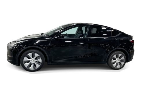 Certified 2023 Tesla Model Y AWD image 3