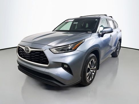 Certified 2021 Toyota Highlander XLE AWD/4WD image 3