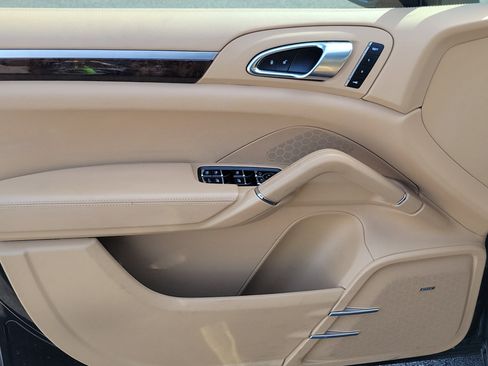 Used 2017 Porsche Cayenne Platinum Edition image 16