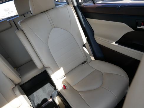 Used 2022 Toyota Highlander XLE image 14