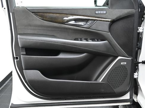Used 2018 Cadillac Escalade Platinum AWD/4WD image 18