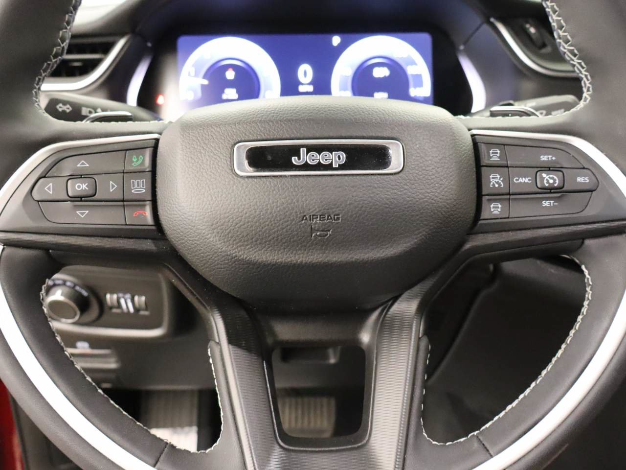 Used 2023 Jeep Grand Cherokee L Laredo AWD/4WD image 12