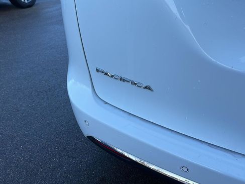 Used 2022 Chrysler Pacifica Touring-L image 9