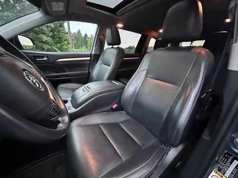 Used 2019 Toyota Highlander XLE AWD/4WD image 12