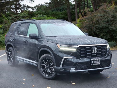 New 2025 Honda Pilot Touring image 1