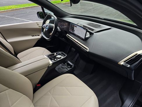 Used 2024 BMW iX xDrive50 w/ Sport Package AWD/4WD image 23