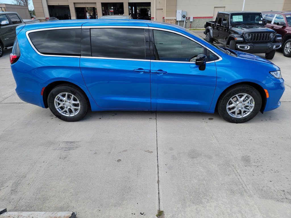 New 2026 Chrysler Pacifica Select FWD image 6