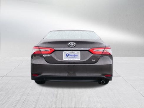Used 2018 Toyota Camry LE image 4