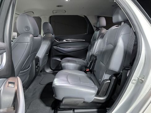 Used 2020 Buick Enclave Essence image 13